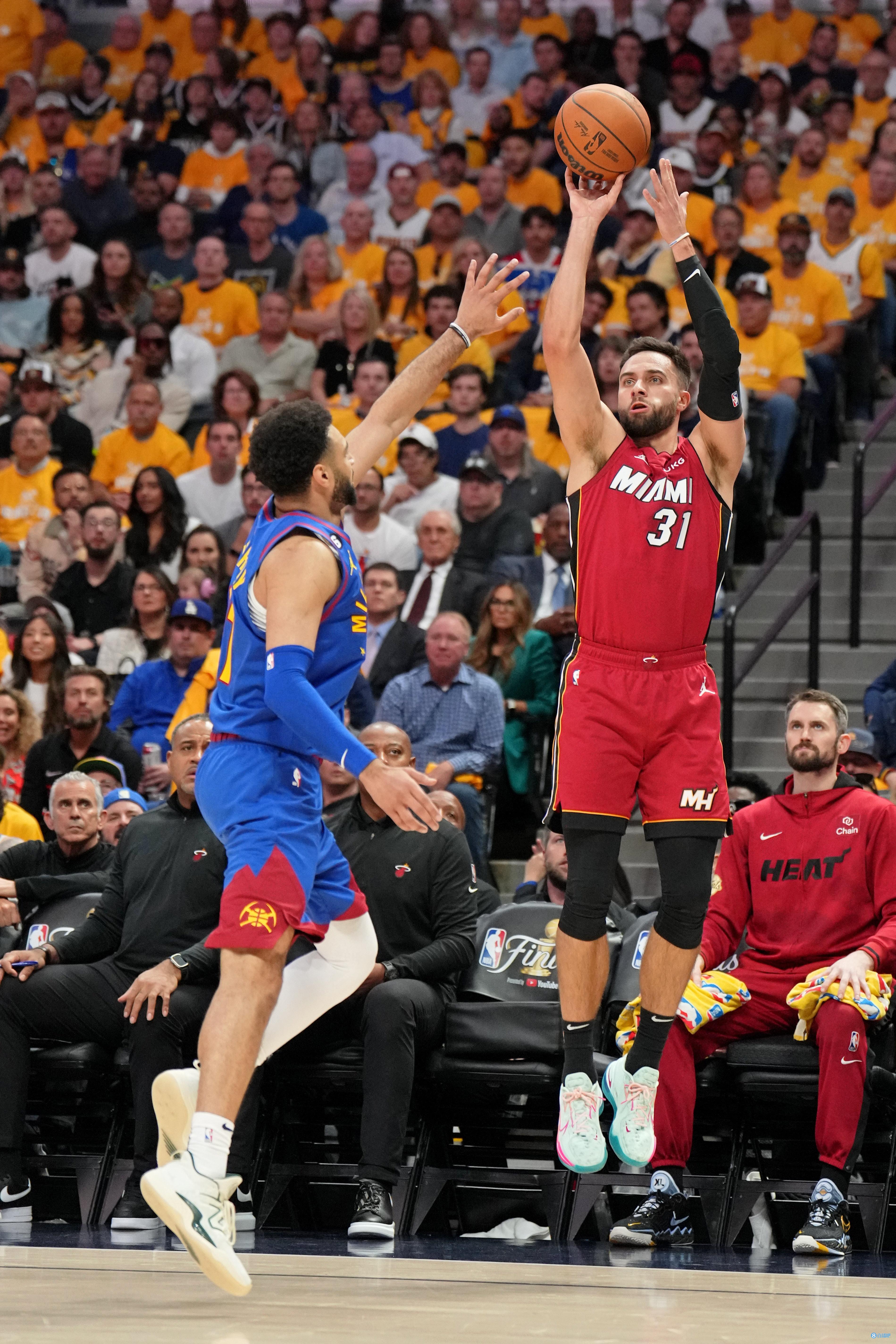 六台：皇马更衣室气氛紧张，阿隆索赛后没和队员有任何接触（六台：皇马更衣室剑拔弩张，阿隆索赛后未与球员交流）