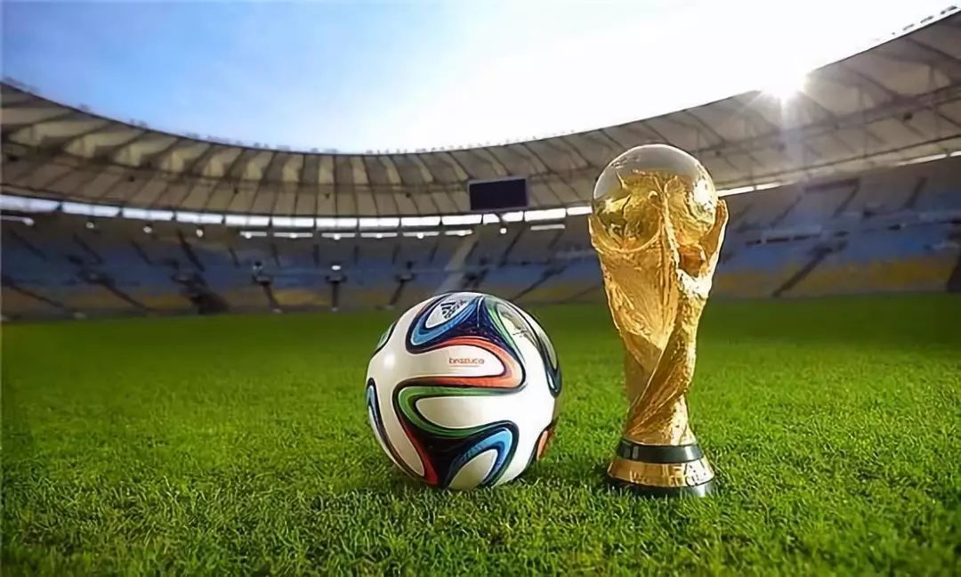 身临其境！跟着镜头冲进球场感受终场哨响瞬间迈阿密众将的喜悦（沉浸式视角：随镜头冲入球场，见证终场哨响时刻迈阿密众将的喜悦）