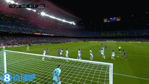 阿根廷国家队抵达安哥拉，大批球迷等候并高呼梅西名字