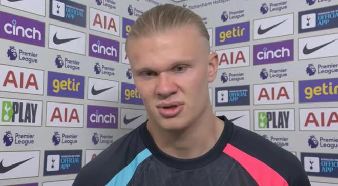 他带着伤坚持踢到最后（他忍痛作战踢到终场哨响）