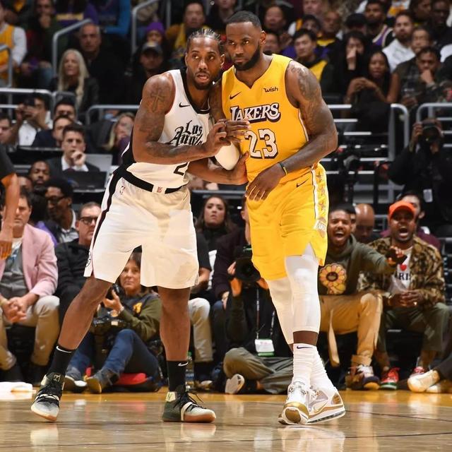 记者：米兰将与莱万经纪人会面讨论转会，伊布支持这一交易（媒体：米兰计划与莱万经纪人商谈转会，伊布表态支持）